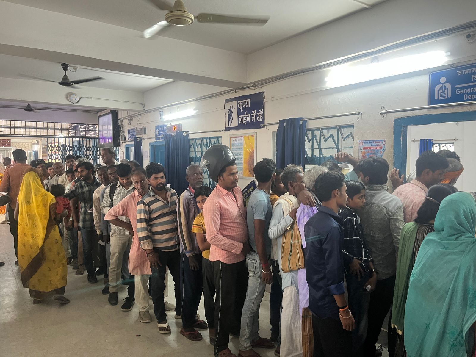 बदलते मौसम के मिजाज से सदर अस्पताल में मरीजों की उमड़ी भीड़