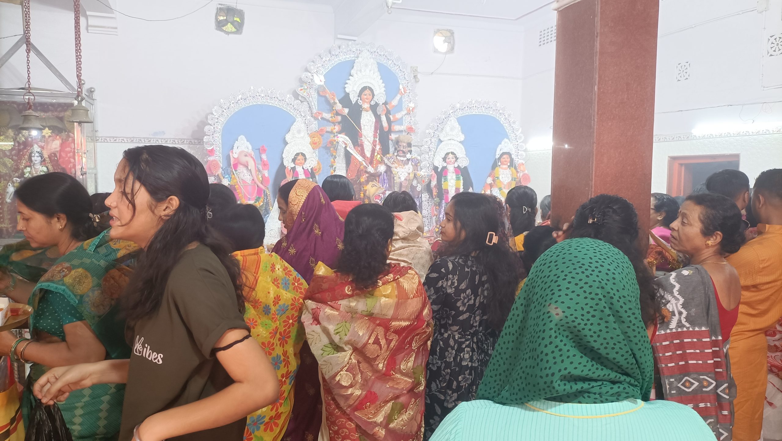 आठवे दिन की गयी मां महागौरी की पूजा-अर्चना