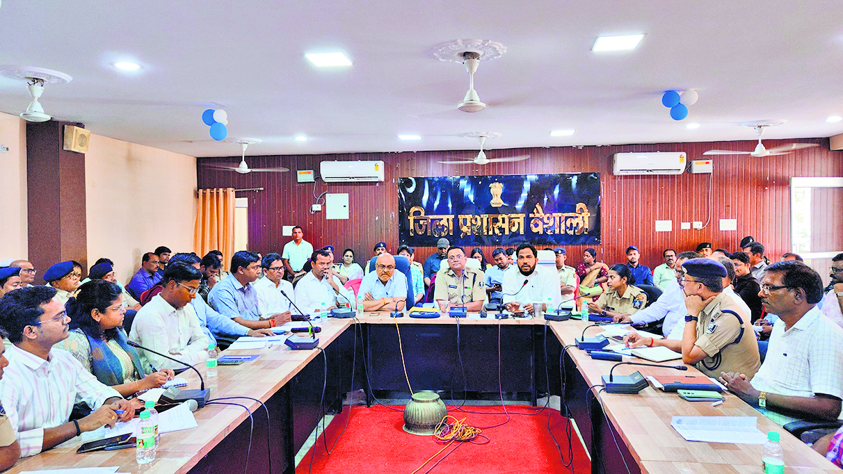 hajipur news. रामनवमी को लेकर प्रशासन अलर्ट, डीएम-एसपी ने किया फ्लैग मार्च