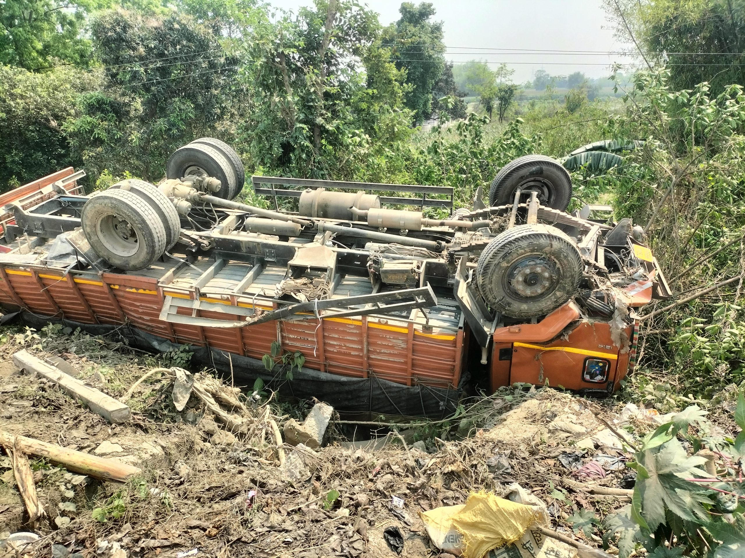 तंबाकू लोड ट्रक पलटा, बाल-बाल बचे चालक