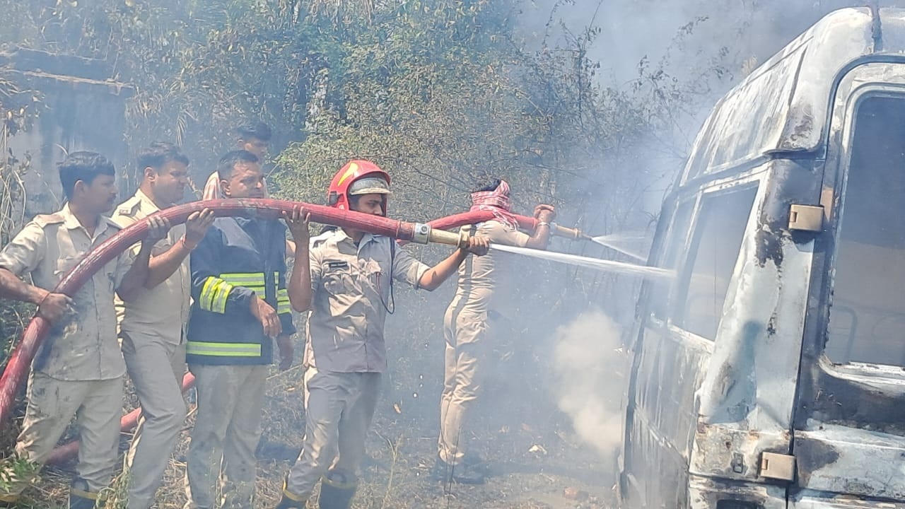 Fire incident in Samastipur:चंद्रपुर में आग लगने से तीन घर जलकर खाक