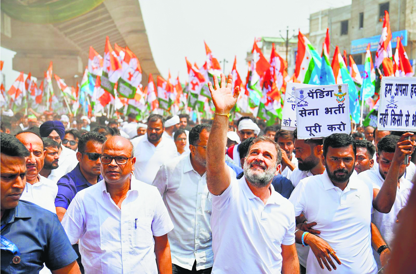 राहुल गांधी के पदयात्रा में दो घंटे तक शहर में होती रही पुष्पवर्षा