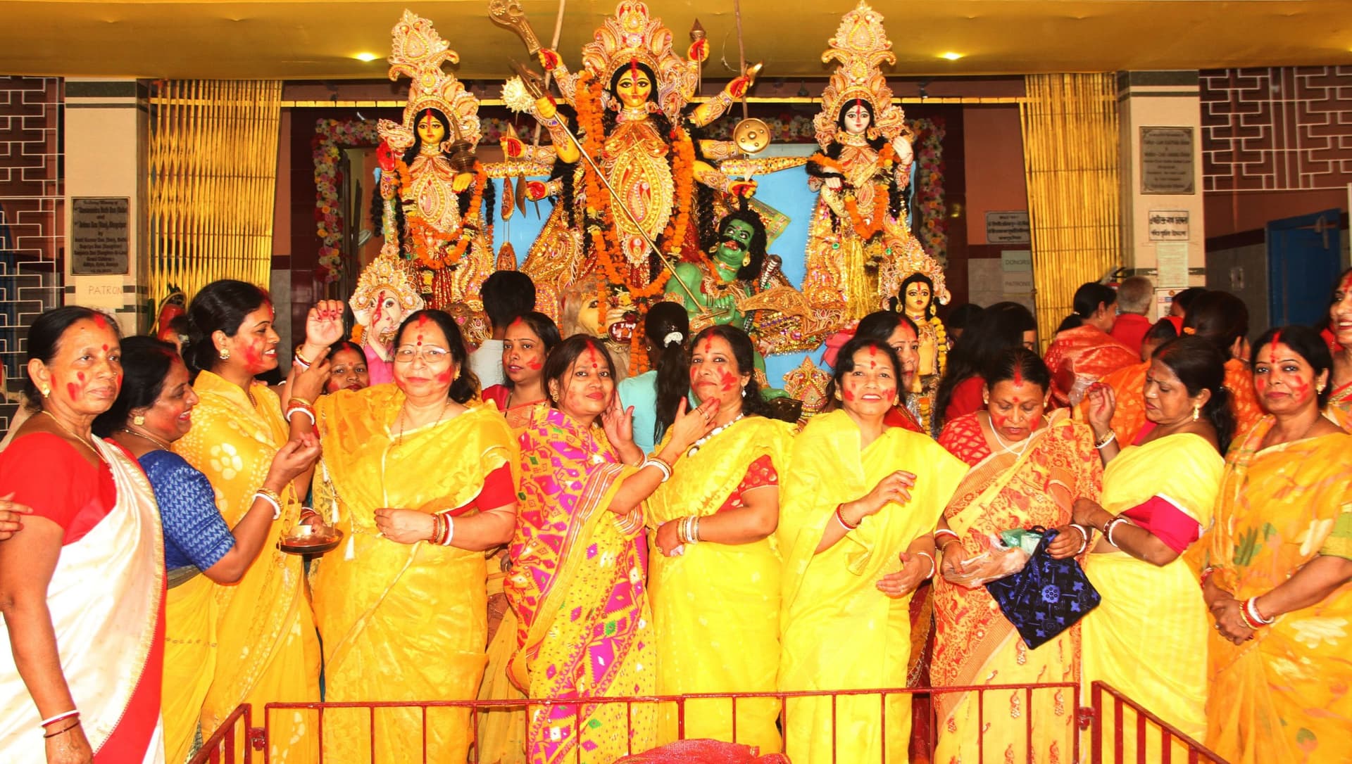 Bhagalpur News: बंगाली महिलाओं ने खेला सिंदूर, मां दुर्गा को दी विदाई