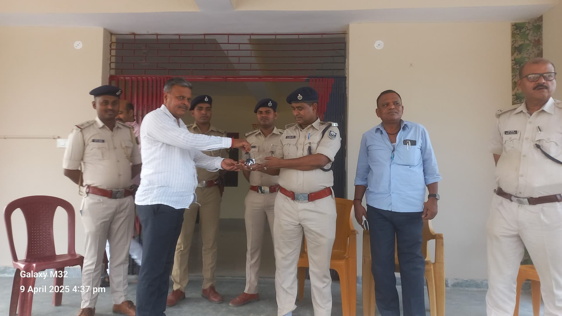 जिलेबियामोड़ का नवनिर्मित थाना भवन बेलहर थानाध्यक्ष को किया हैंड ओवर