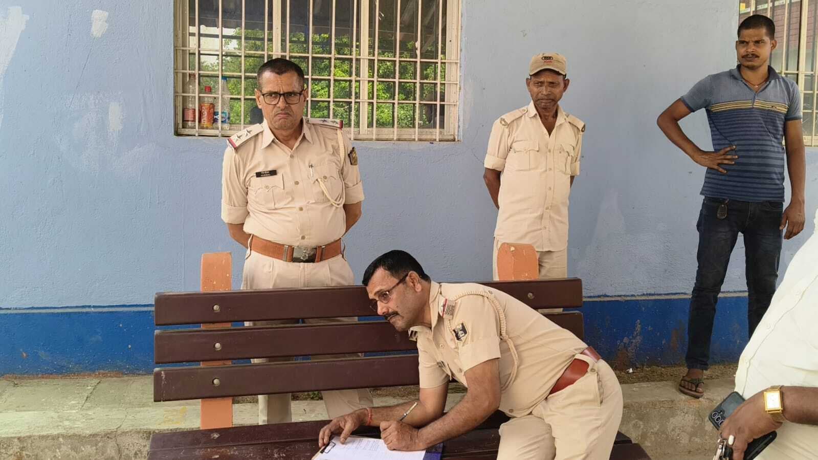 अज्ञात वाहन के धक्के से बाइक सवार युवक की मौत, एक गंभीर