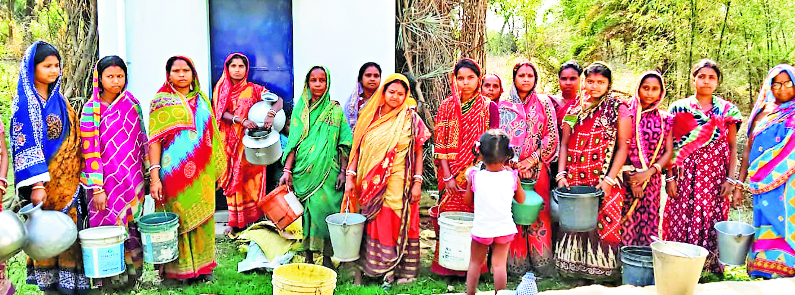 east singhbhum news: बहरागोड़ा में खराब जलमीनार को लेकर महिलाओं का प्रदर्शन