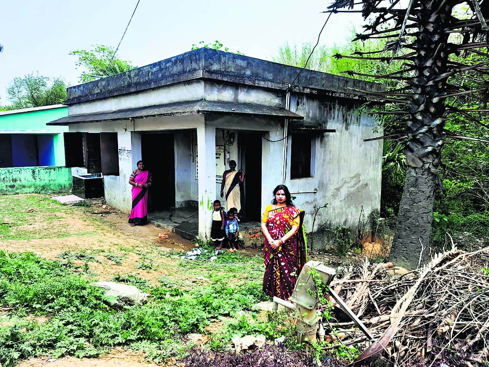 east singhbhum news: धातकीडीह आंगनबाड़ी की जलमीनार छह माह से खराब, 24 बच्चे बेहाल