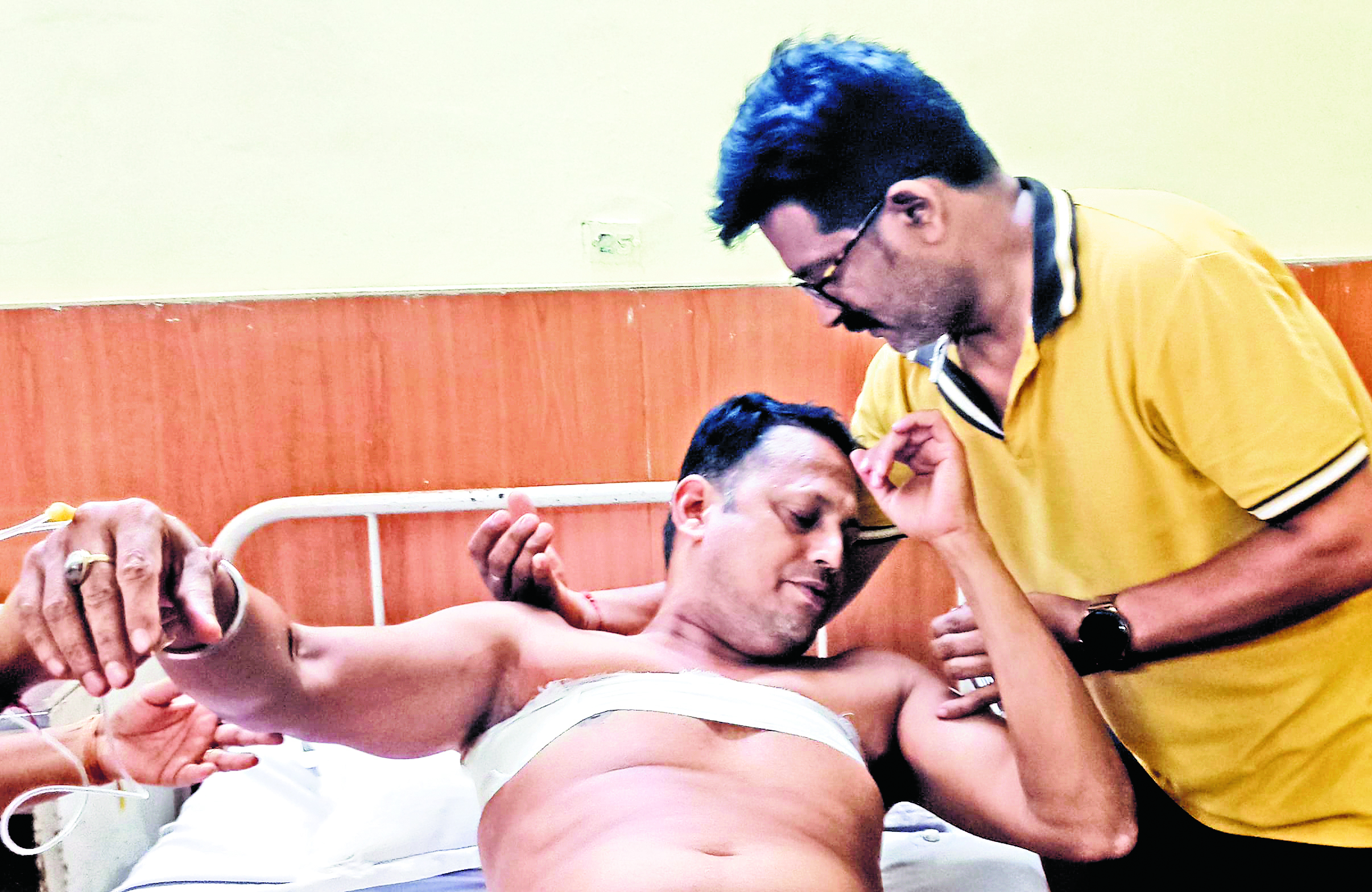 Rourkela News : दो परिवारों के बीच झगड़े की सूचना पर पहुंचे दो सिपाहियों को चाकू मारकर घायल किया