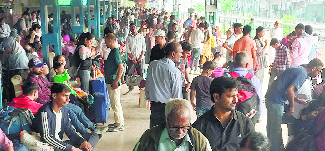 Siwan News : गोरखपुर-कुसम्ही स्टेशनों के बीच तीसरी लाइन निर्माण को लेकर कई ट्रेनें रद्द, कइयों के मार्ग बदले