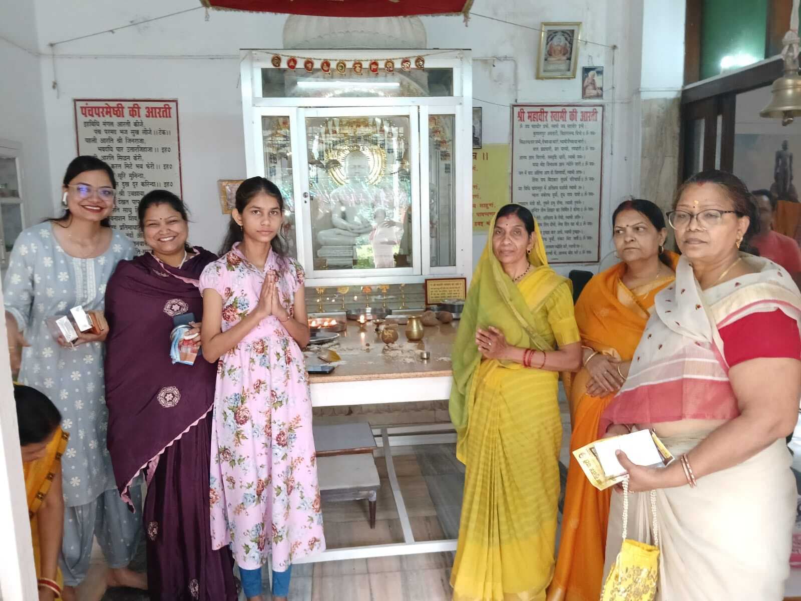 जयंती  पर भगवान महावीर की जैन समाज ने की पूजा-अर्चना