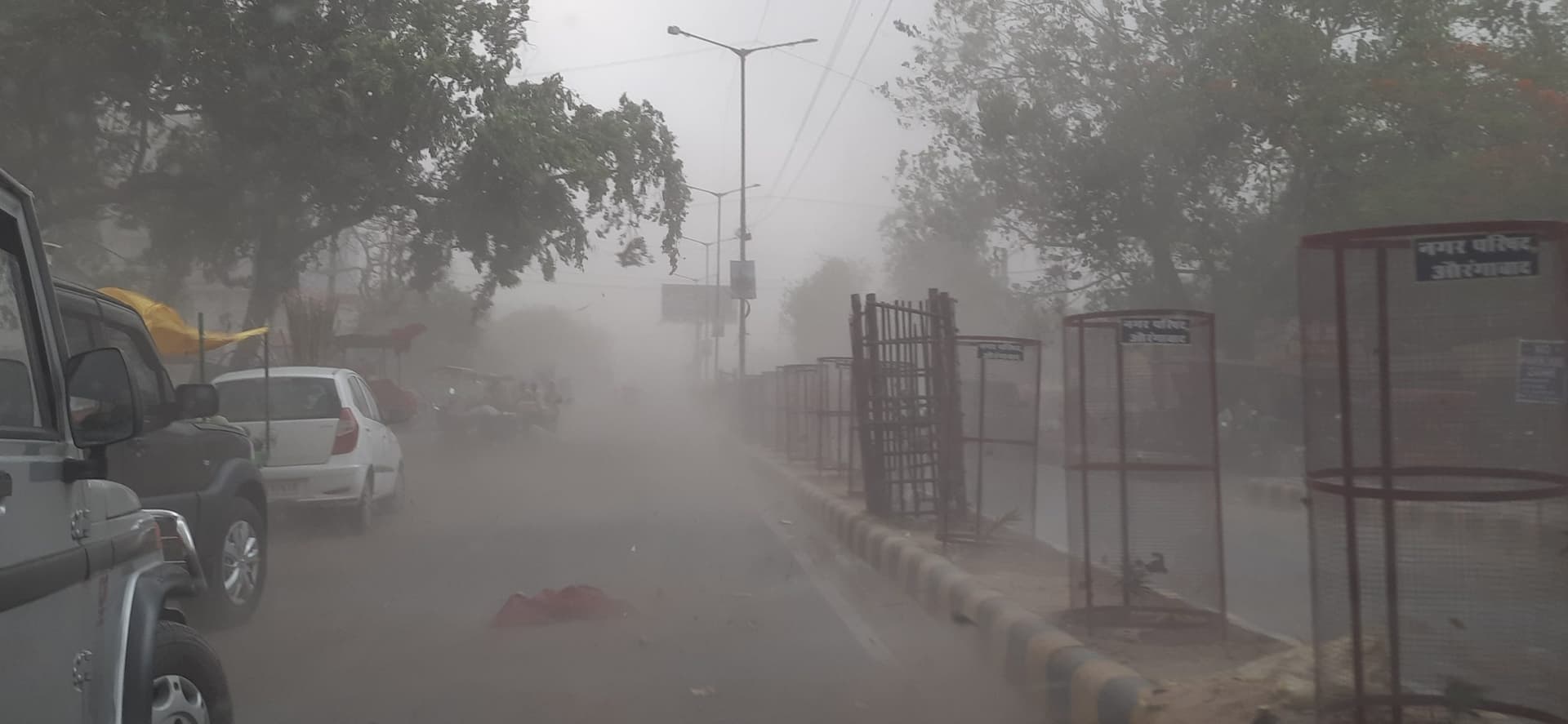 आंधी-तूफान ने मचायी तबाही, कहीं पेड़ उखड़े, तो कहीं पलटे ठेले