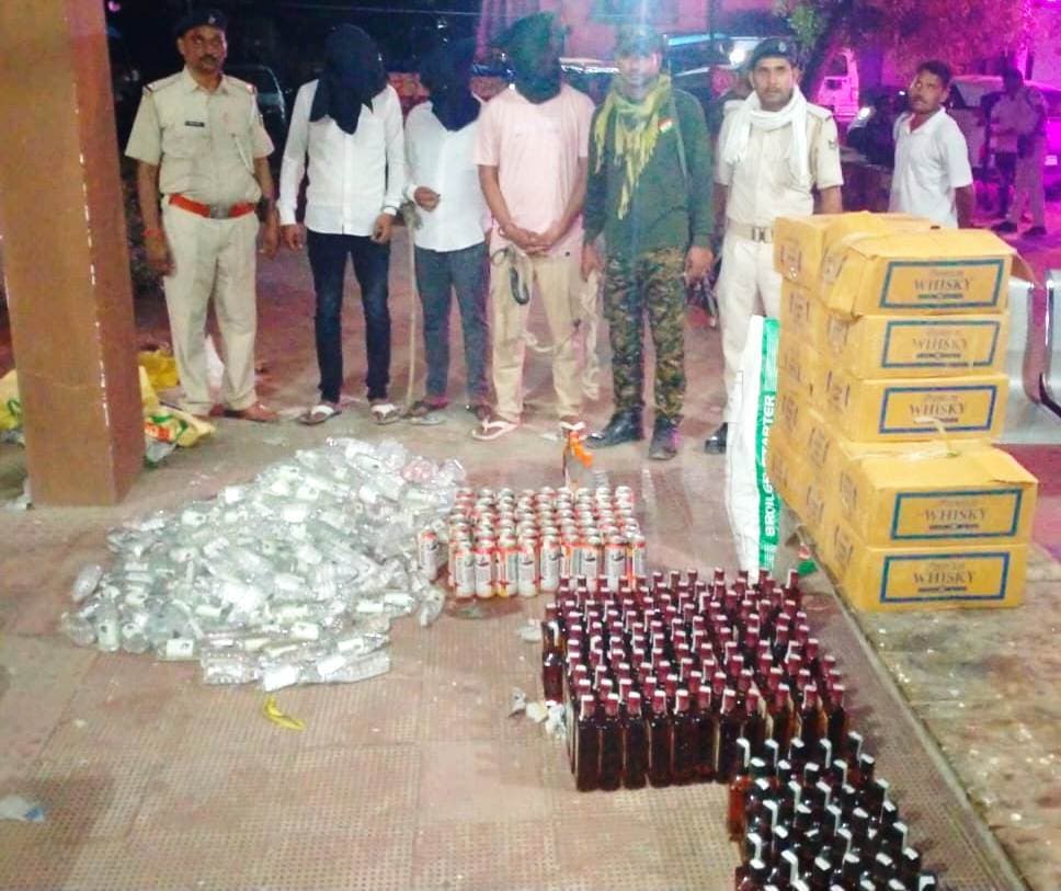 घर से शराब के साथ कार जब्त, तीन गिरफ्तार
