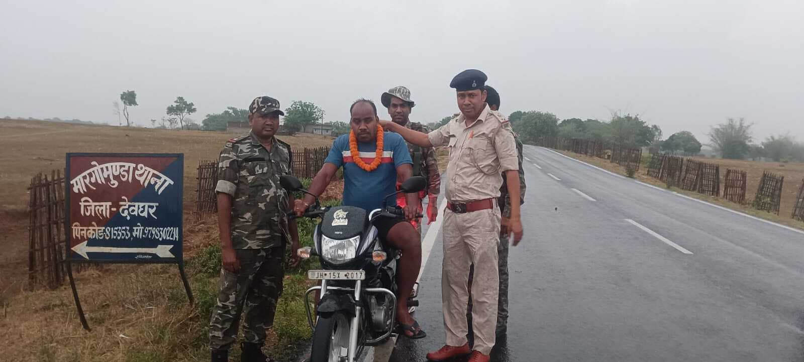 बिना हेलमेट पहन बाइक चलाने वालों को पुलिस ने पहनायी माला, ट्रैफिक नियम के पालन की दी हिदायत