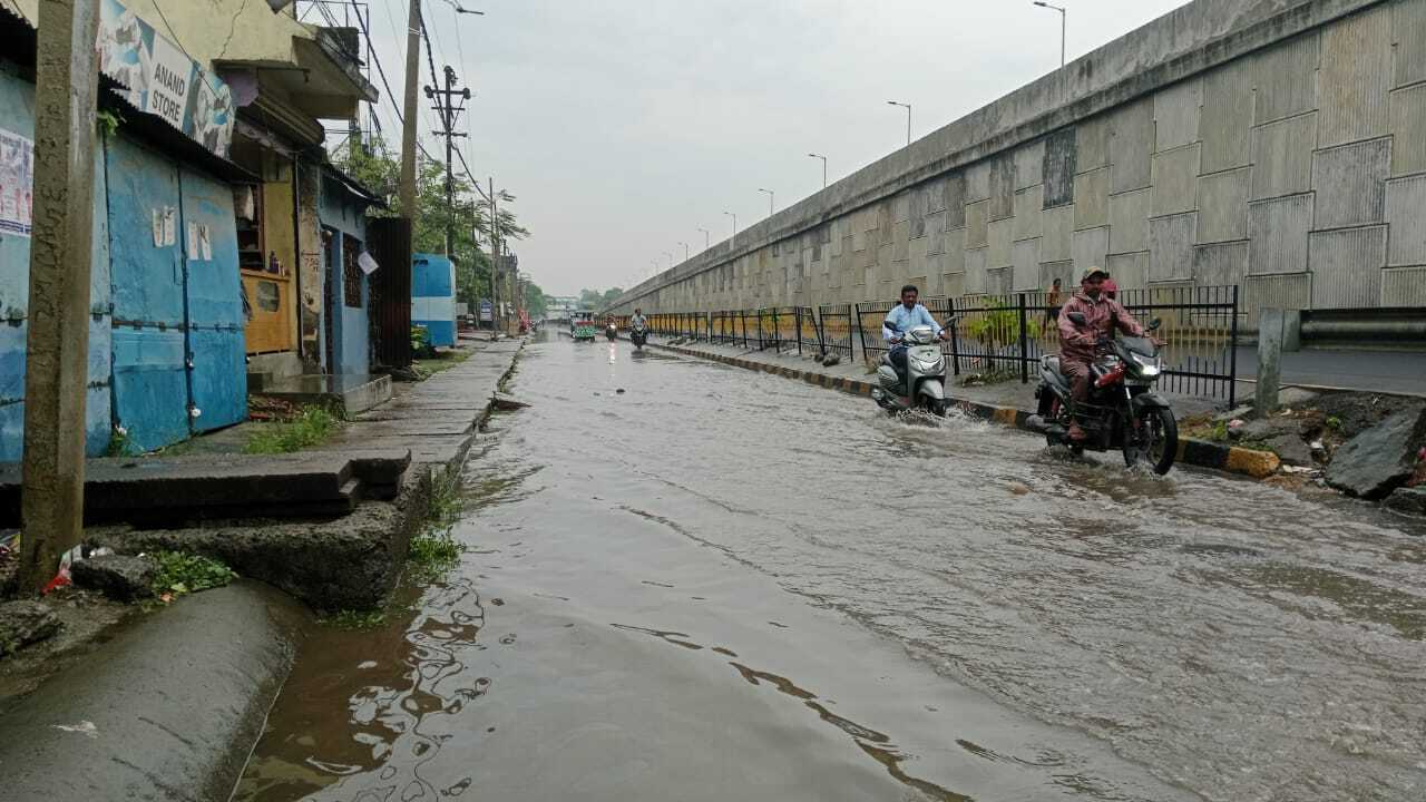 झमाझम बारिश से जन जीवन प्रभावित, सड़कों पर हुआ जलजमाव