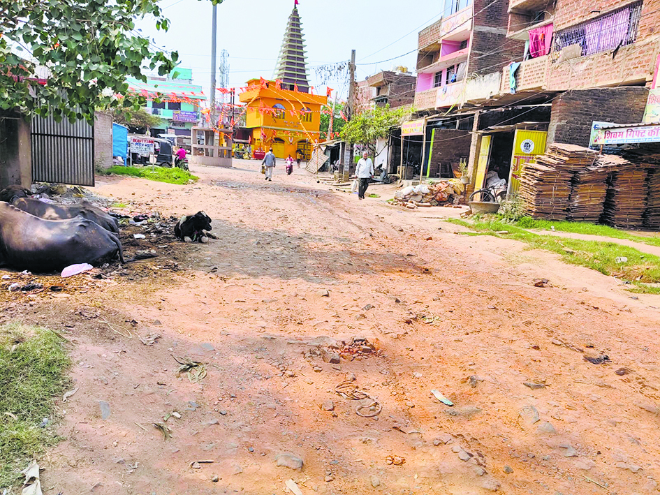 बाजार समिति मोड़ गड्ढे में हुआ तब्दील, हादसा होने की बनी रहती है संभावना
