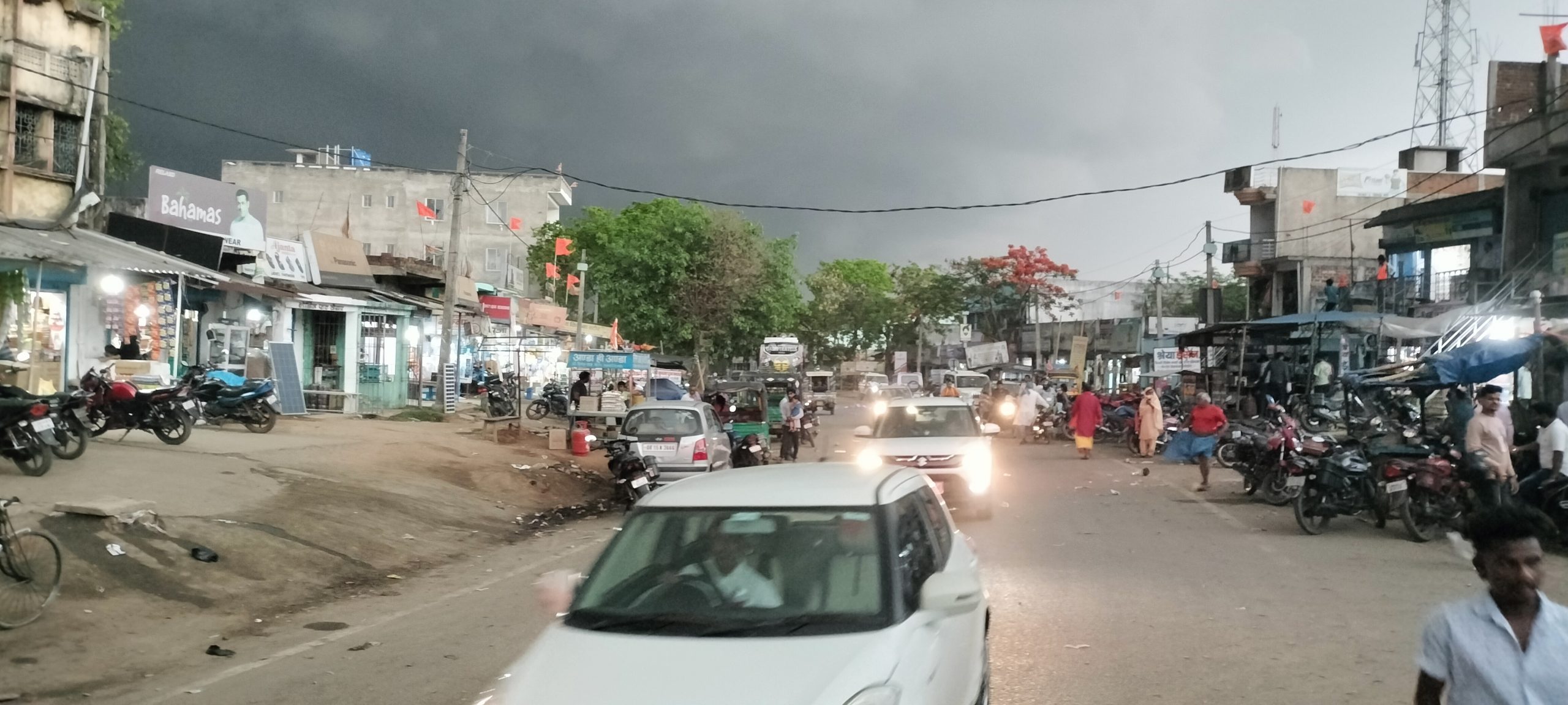 Giridih News :खोरीमहुआ में दिन में दिखा रात का नजारा