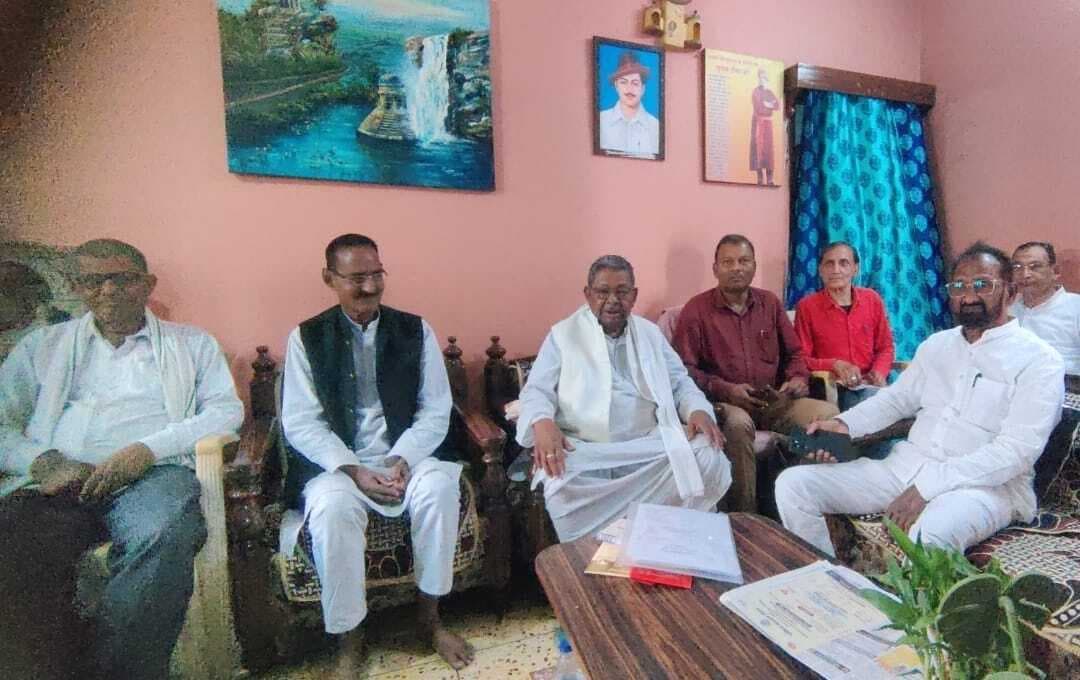 विस्थापन से जुड़े आंदोलनकारी नेताओं ने राजस्व मंत्री को ज्ञापन सौंपा