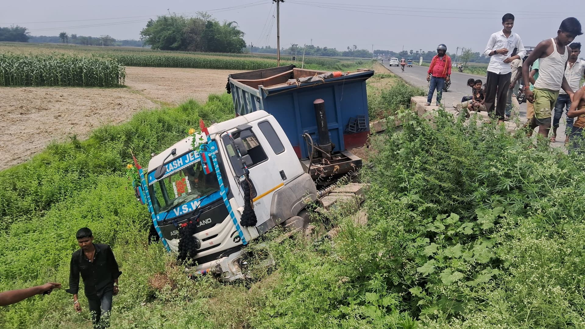अनियंत्रित होकर पुल की रेलिंग को तोड़ते हुए नीचे गिरा हाइवा