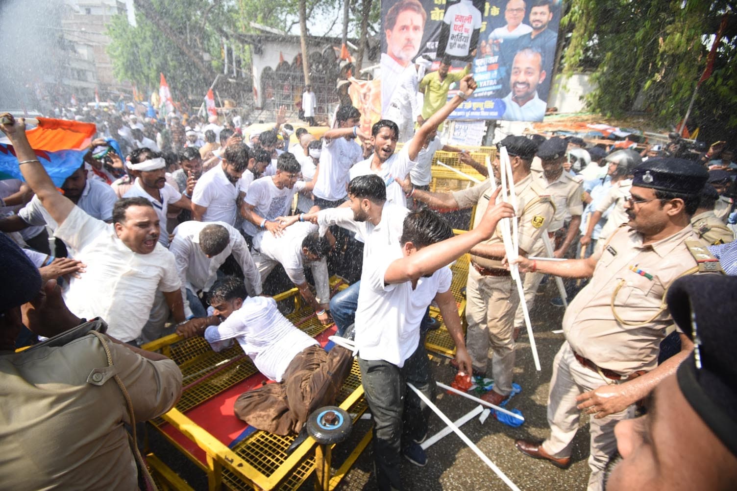 Patna News : पलायन रोको, नौकरी दो पदयात्रा को लेकर प्रदर्शन कर रहे कांग्रेस कार्यकर्ताओं पर लाठीचार्ज