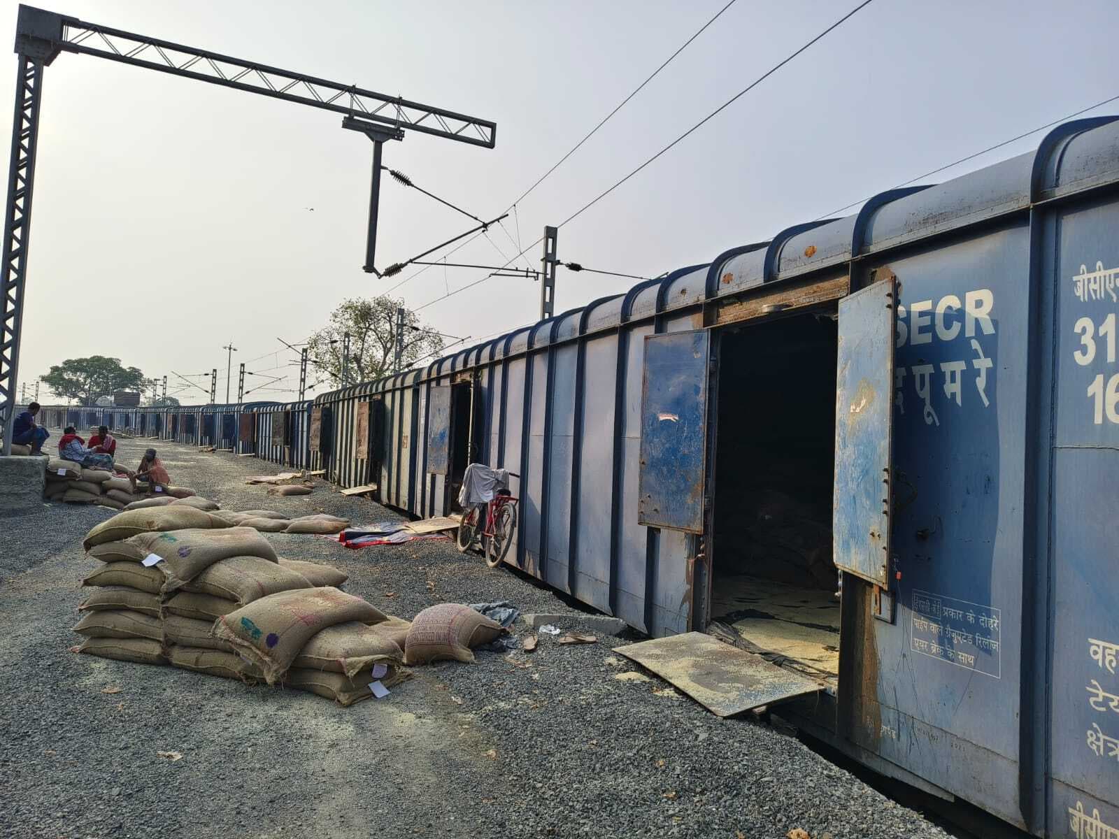 मार्शलिंग यार्ड से चावल चोरी का मामला बना चर्चा का विषय