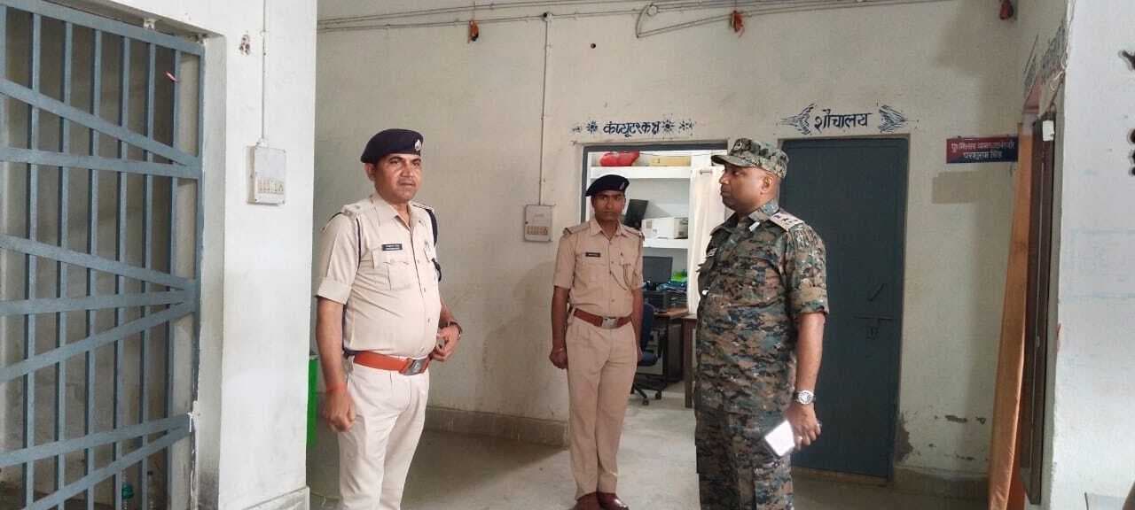 बेलदौर थाना का एसपी ने किया निरीक्षण, दिया महिला बैरक बनाये जाने का भरोसा
