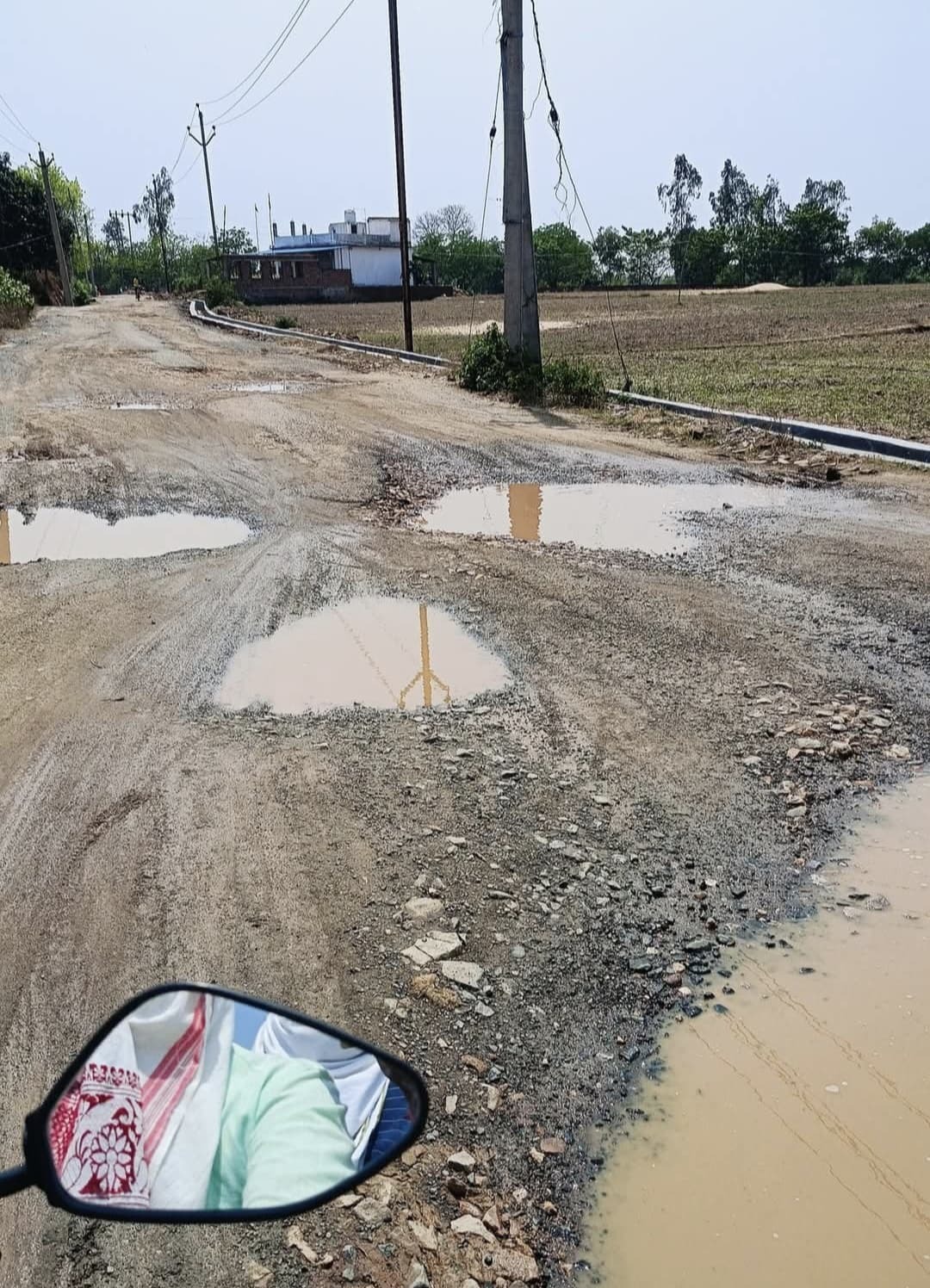 गिद्धौर-निजुआरा बायपास सड़क गड्ढों में तब्दील, नहीं ले रहा कोई सुध