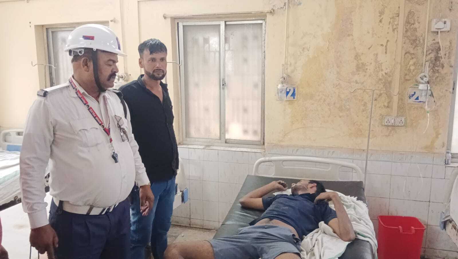 जहर खाने से अचेत तीन लोगों को सदर अस्पताल में कराया गया भर्ती