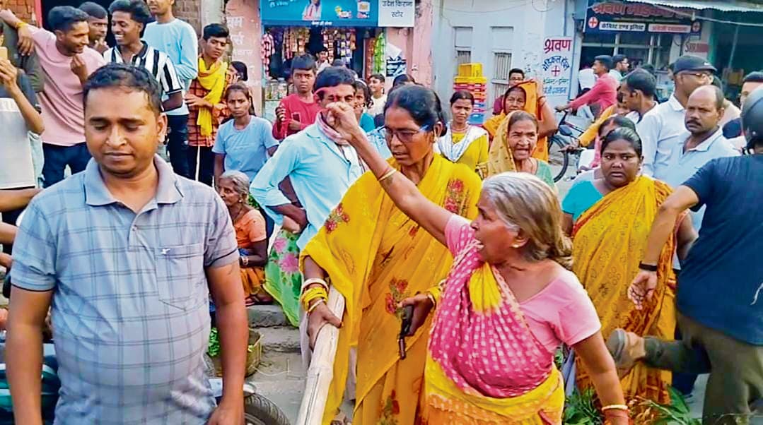 बिजली-पानी को लेकर लोग सड़क पर उतरे