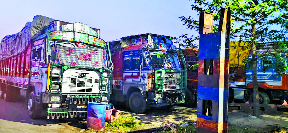 Gopalganj News : 11 ट्रक आयरन स्क्रैप अवैध दस्तावेज के साथ जब्त, ₹25 लाख की पेनाल्टी