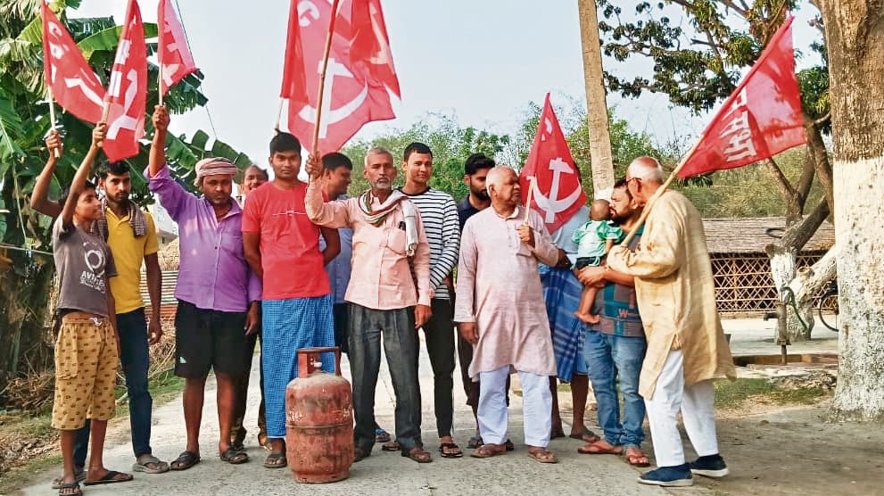 Saran News : बहुआरापट्टी में वक्फ बिल और महंगाई के खिलाफ भाकपा का विरोध मार्च