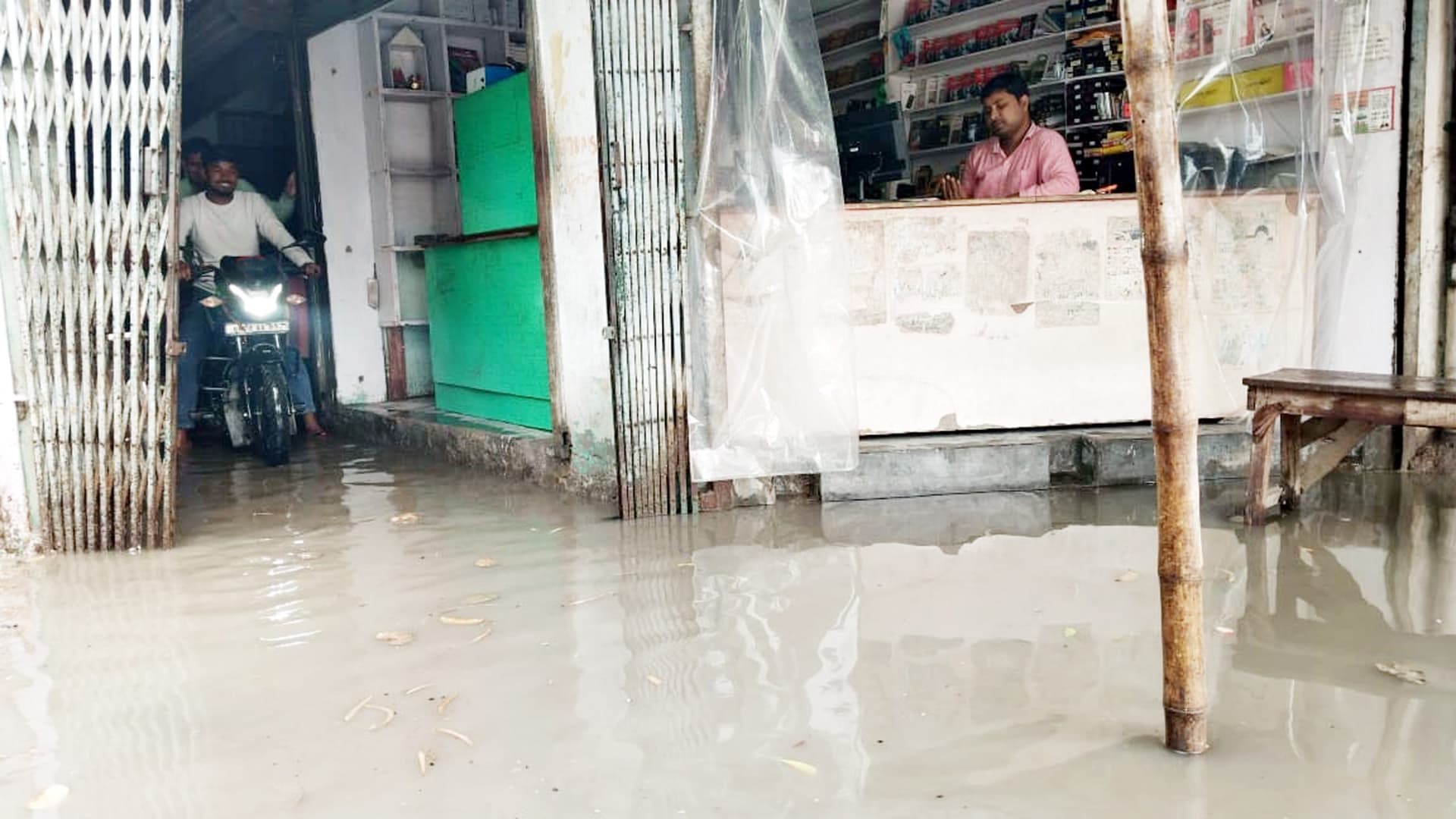 शहर हुआ जलमग्न, कई घरों और दुकानों में घुसा पानी