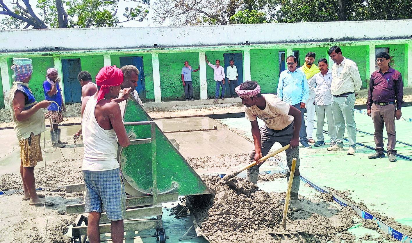 Saran News : बास्केटबॉल कोर्ट निर्माण कार्य का डीआरडीए ने किया निरीक्षण