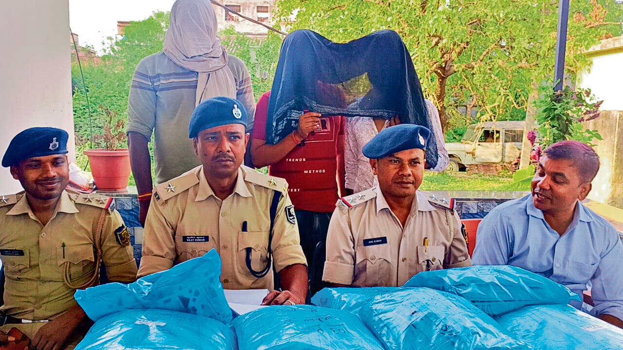 Gopalganj News : स्कॉर्पियो से ले जाये जा रहे चांदी के 90 लाख के जेवर के साथ आगरा के तीन पकड़ाये
