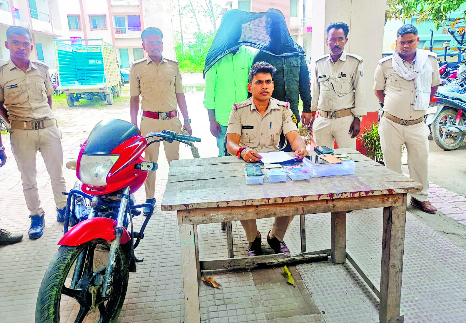 Gopalganj News : मांझा नयी बाजार में एटीएम से पैसे की निकासी के दौरान दो साइबर फ्रॉड धराये
