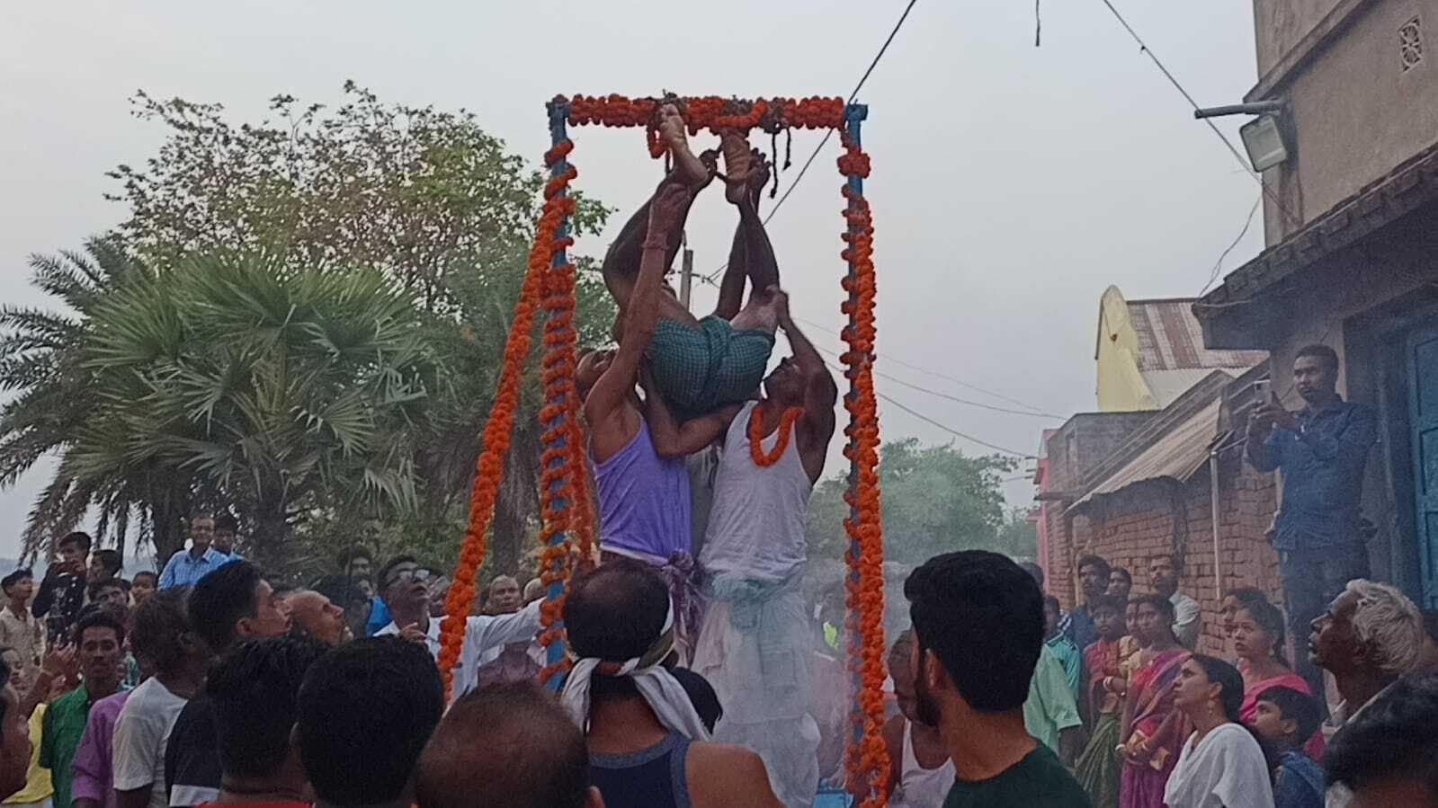 धूमधाम के साथ मनी चड़क पूजा, उमड़ रहे भक्त धूमधाम के साथ मनी चड़क पूजा, उमड़ रहे भक्त