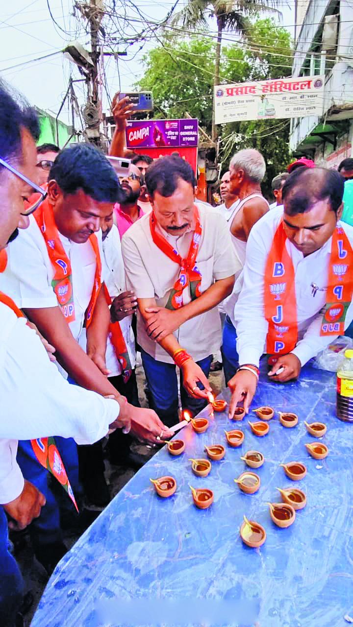 hajipur news. बाबा साहेब की जयंती की पूर्व संध्या पर भाजपा कार्यकर्ताओं ने जलाये दीप