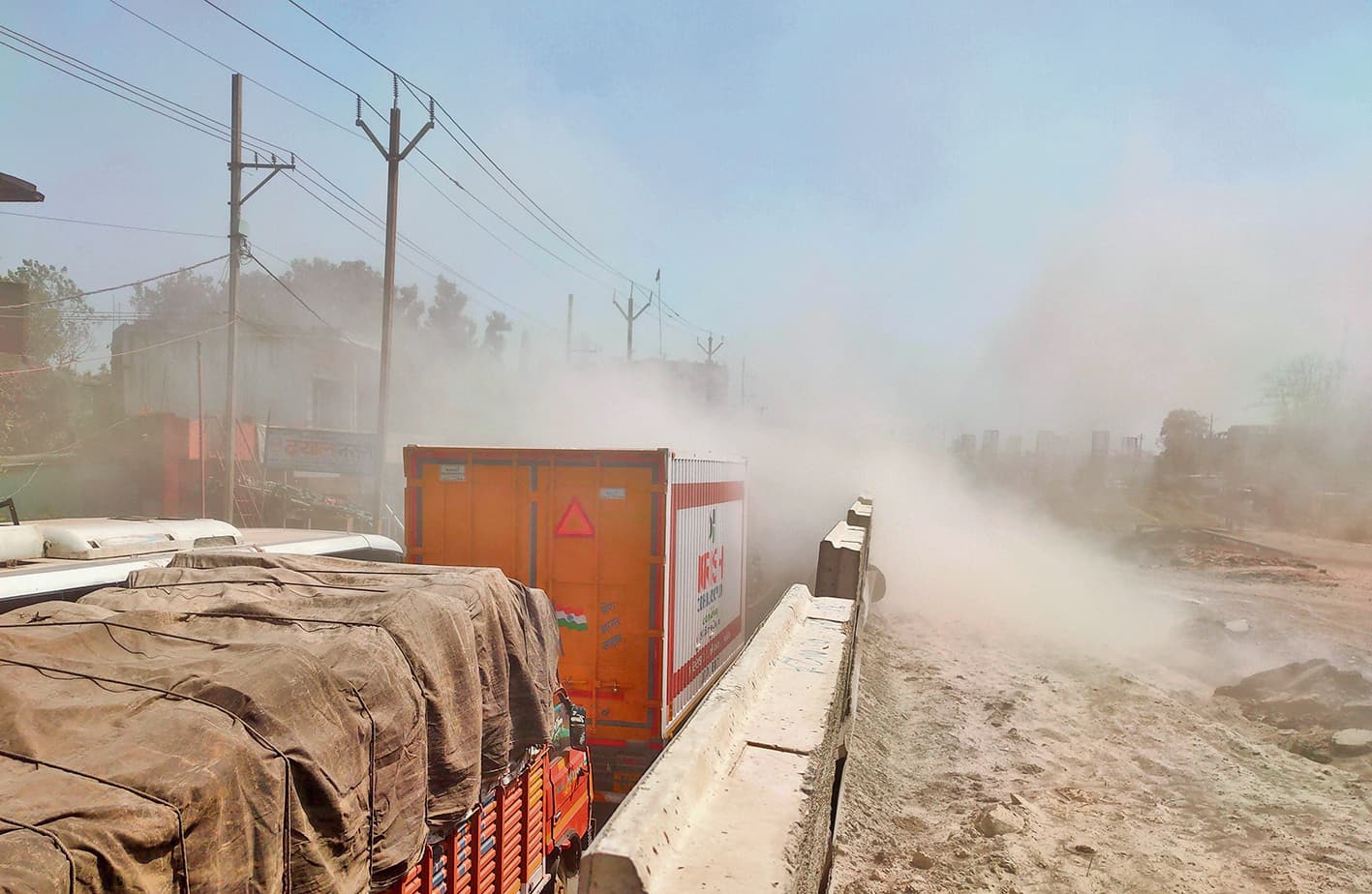 hajipur news. धूल के गुबार से विजिबिलिटी की समस्या, सांस व आंखों से जुड़ी बीमारियों का खतरा बढ़ा