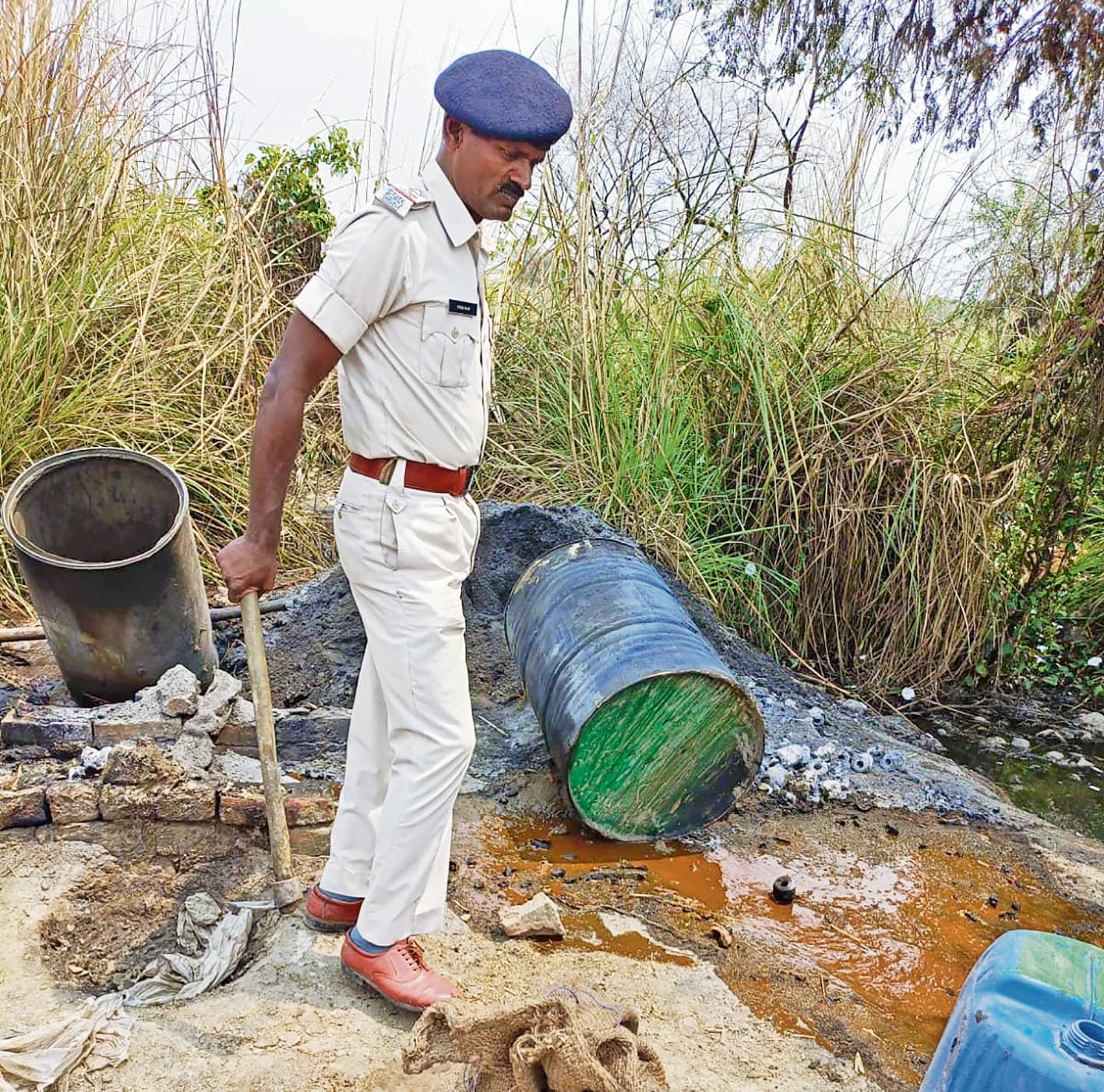 hajipur news. राघोपुर में ड्रोन से ढूंढ कर देसी शराब पांच भट्ठियां की गयीं ध्वस्त
