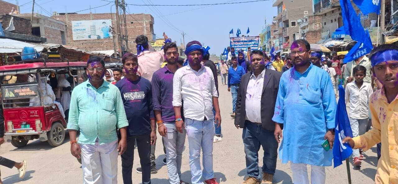 भीम आर्मी के सदस्यों ने निकाली शोभायात्रा