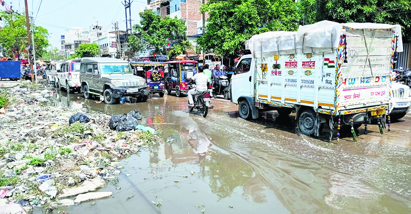 siwan news : सड़क पर बह रहे नाले के पानी से राहगीर परेशान