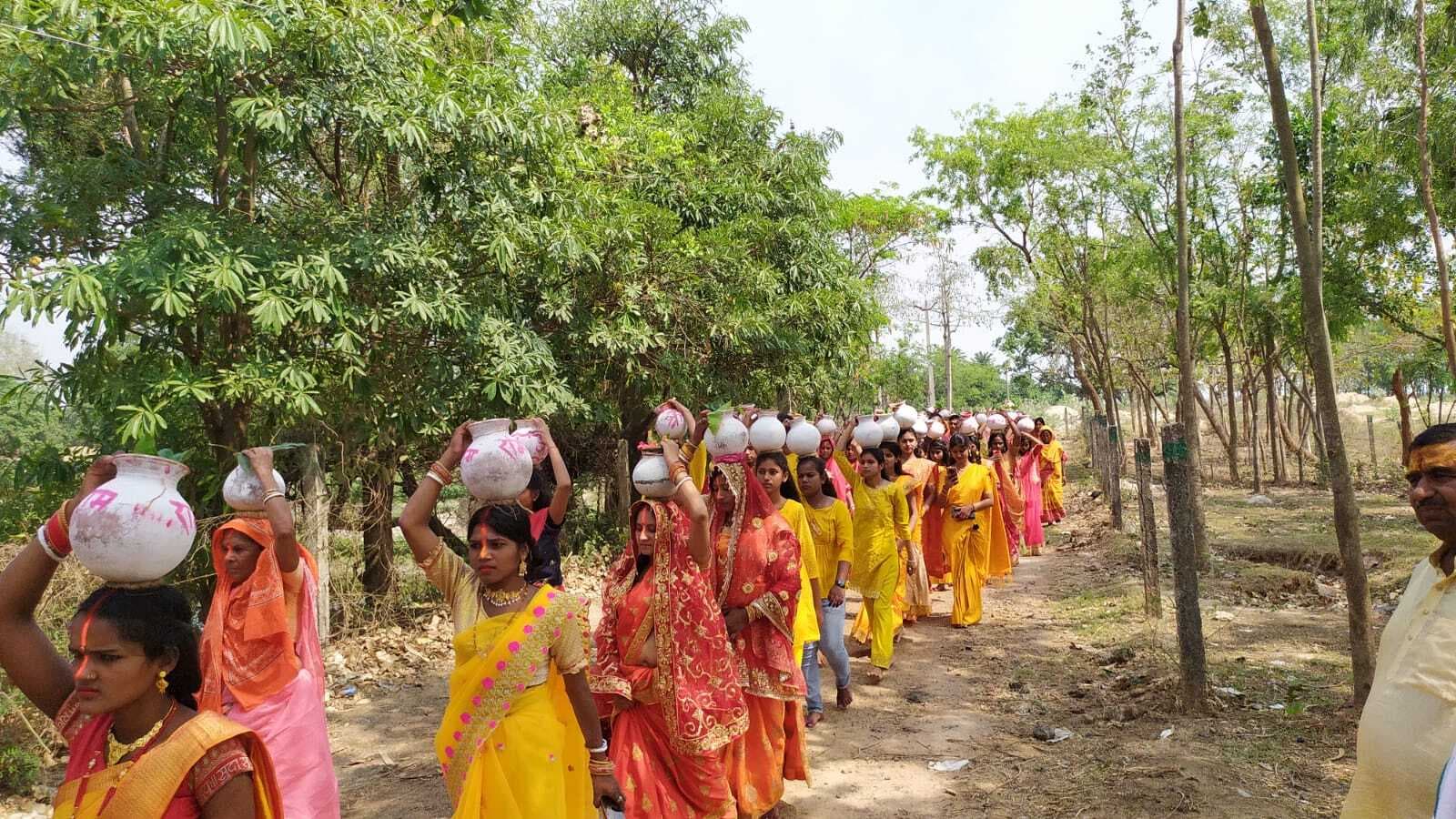 संग्रामपुर गांव में बजरंगबली की प्रतिमा की प्राण-प्रतिष्ठा को लेकर निकली कलश यात्रा