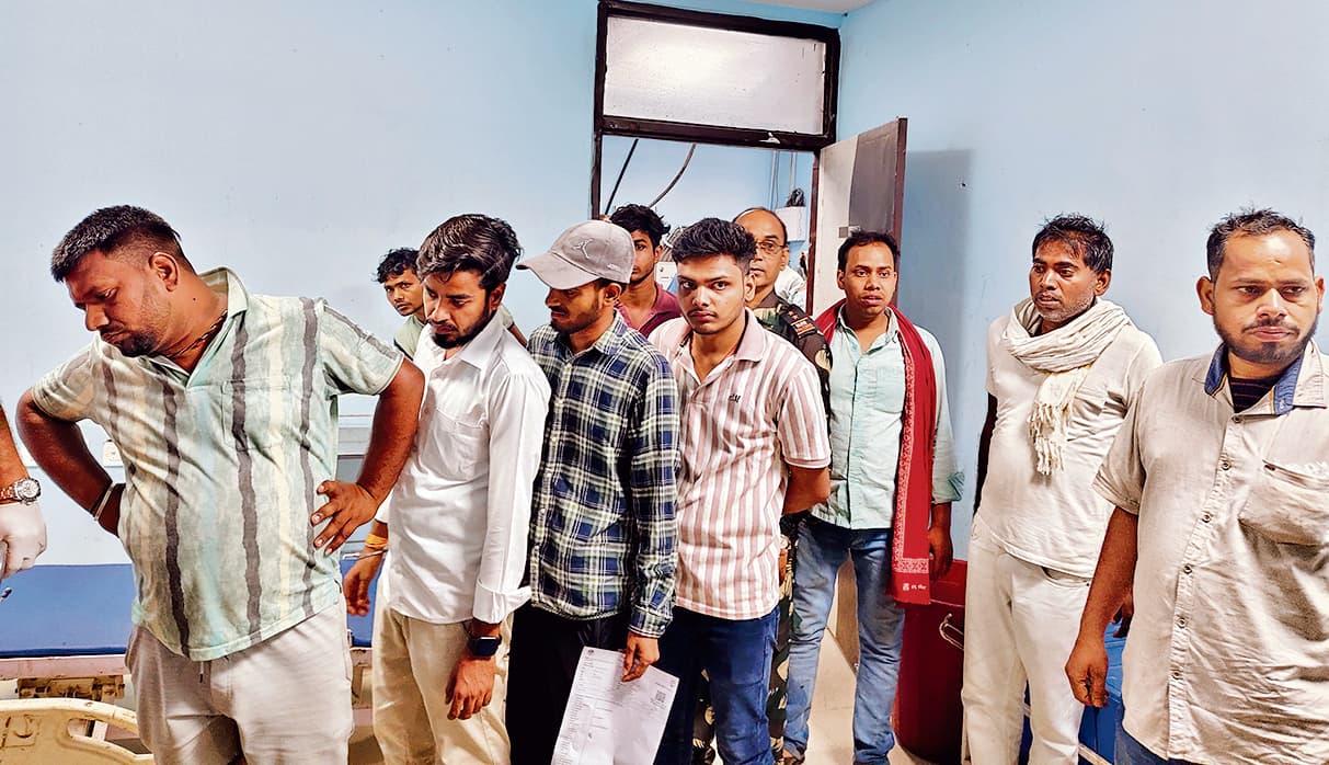 Ara News : ऑटो पलटने से युवक की मौत, दूसरा जख्मी