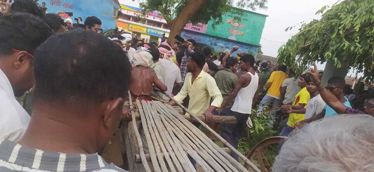 Chaibasa news : पीठ में हुक लगा तीन बैलगाड़ियों को एक किमी खींचा