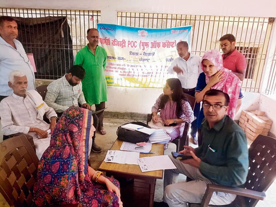 hajipur news. पीएम किसान सम्मान निधि के लिए केवाइसी कैंप में उमड़ी किसानों की भीड़