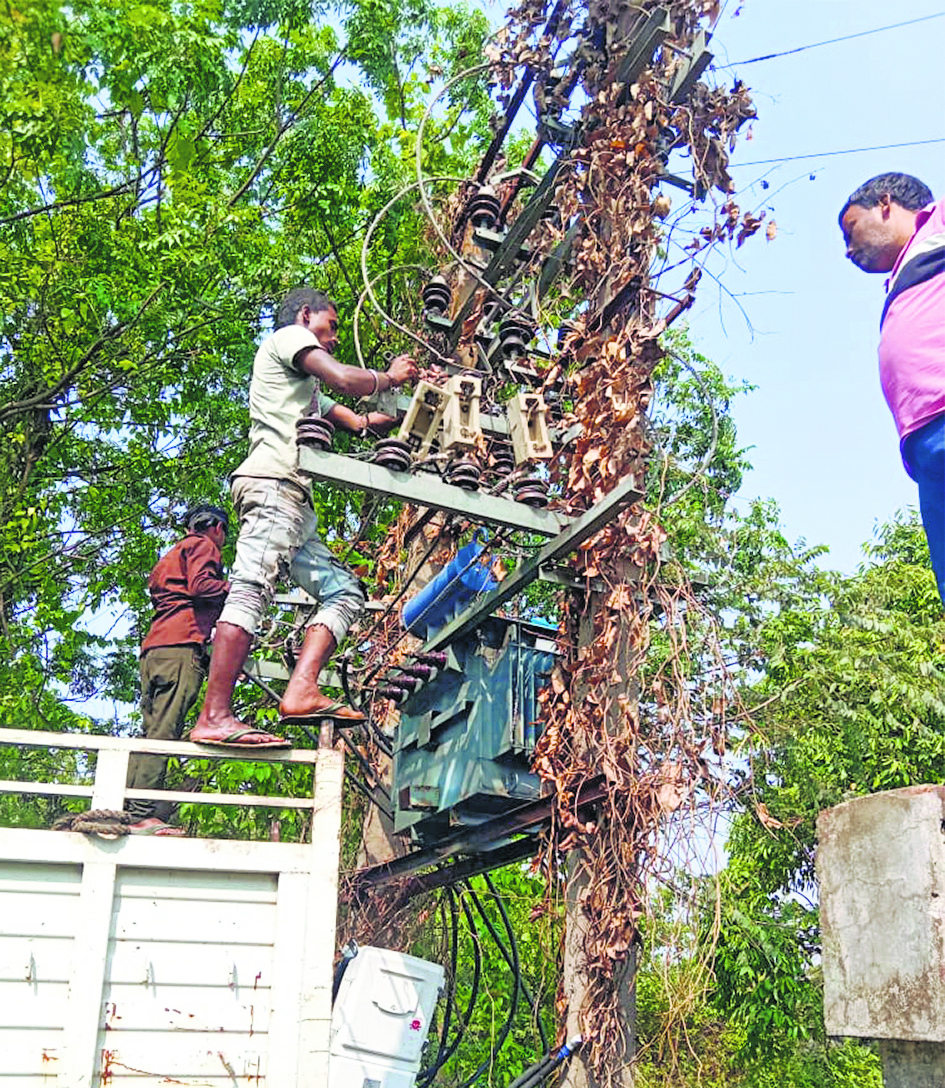 Gopalganj News : आंधी-बारिश ने बिजली विभाग को चार लाख से अधिक का पहुंचाया नुकसान