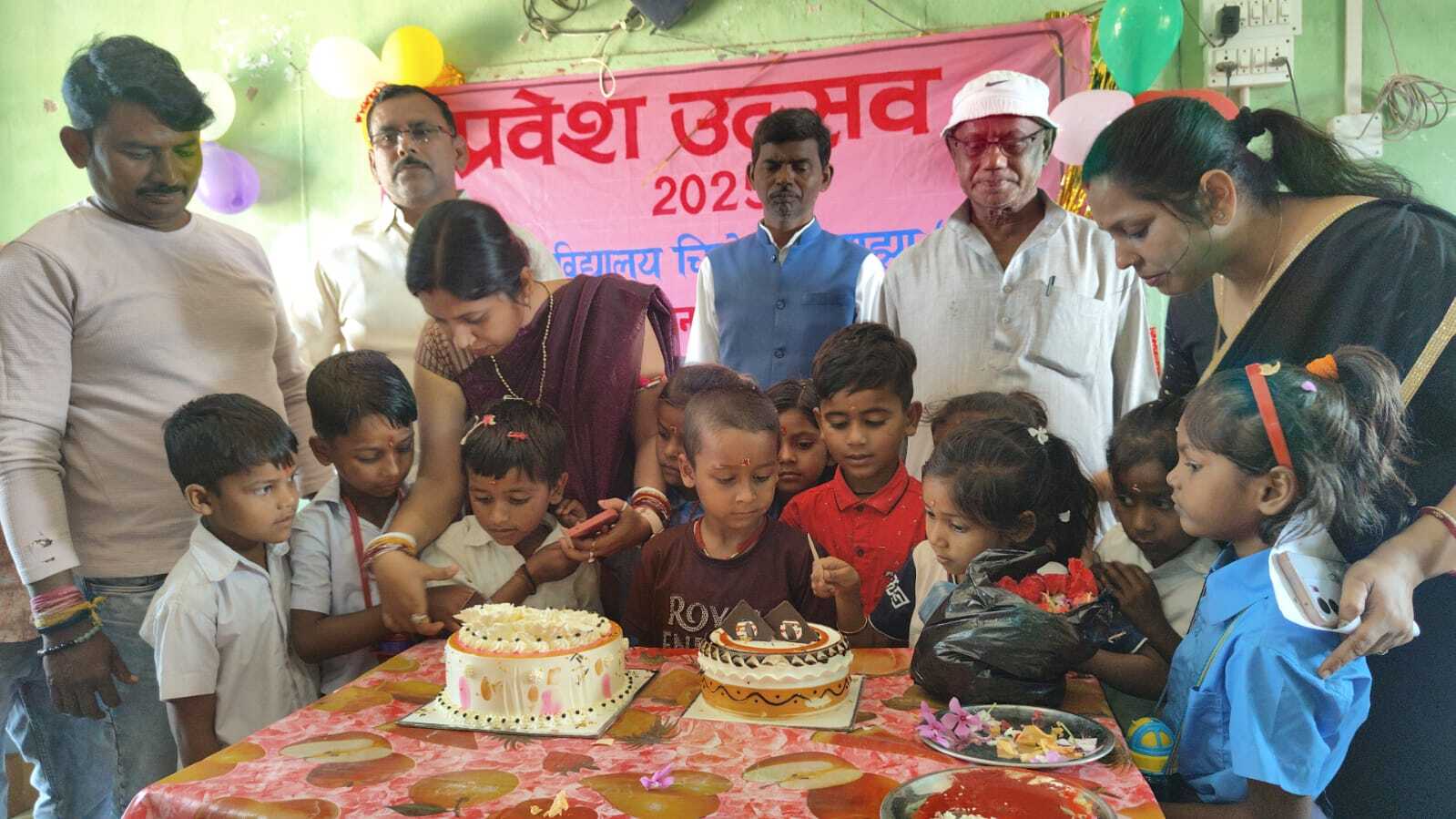 तिलक लगाकर नामांकित बच्चों का स्कूल में किया स्वागत