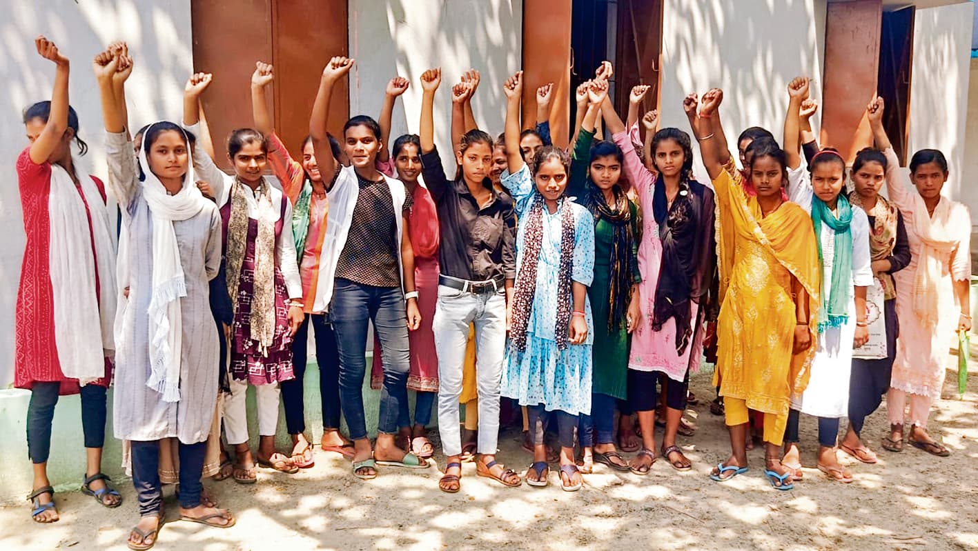 siwan news : एसबीआर उच्च विद्यालय सह इंटर कॉलेज में अवैध वसूली पर छात्रों ने किया प्रदर्शन