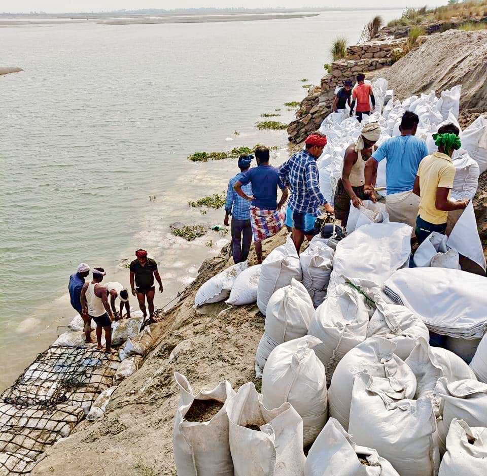 Gopalganj News : गंडक की बाढ़ से बचाने के लिए 3.5 करोड़ रुपये खर्च कर विशंभरपुर गाइड बांध पर कार्य शुरू
