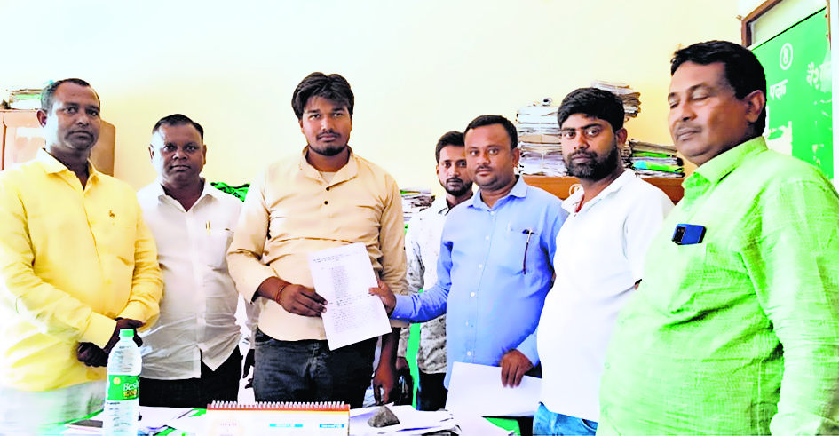 hajipur news. मनरेगा की समस्याओं को लेकर सौंपा ज्ञापन