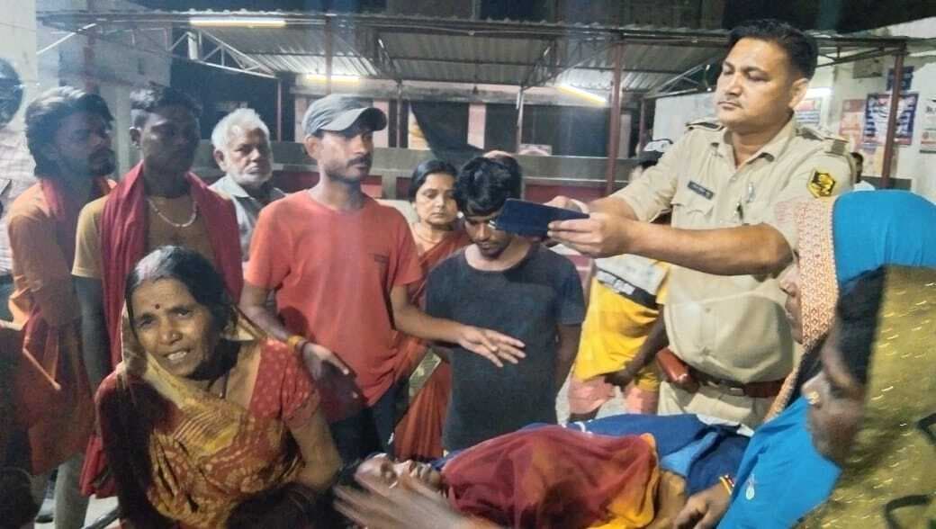 Samastipur News:सड़क हादसे में महिला की दर्दनाक मौत, बाइक सवार को लोगों ने पीटा